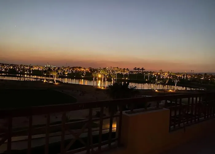 Spacious 6-brs In El-sokhna /beach & Pool Access Villa *